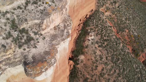 Vista-Aérea-Del-Borde-De-Un-Acantilado-En-Un-Cañón-De-Postre-Rojo-En-Teruel,-España