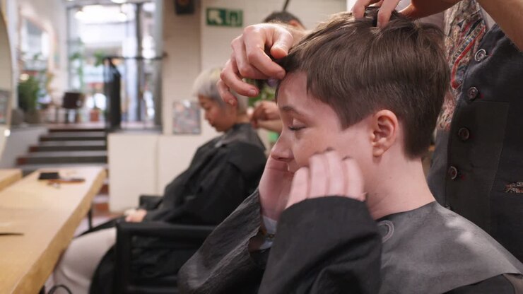 Taglio di capelli in un salone di parrucchieri