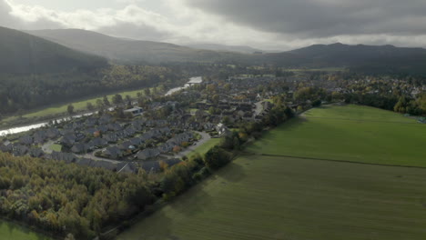 Vista-Aérea-De-La-Ciudad-Escocesa-De-Ballater-En-El-Parque-Nacional-De-Cairngorms,-Aberdeenshire