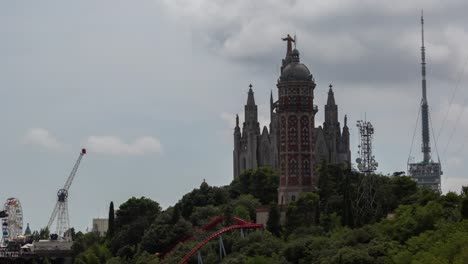 Vista-del-parque-Tibidabo-de-Barcelona-4K-05