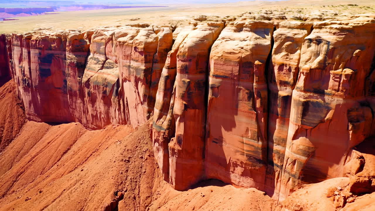 Scogliere rosse del canyon aeree rivelano imponenti pareti di arenaria bagnate dalla luce dorata del sole, profonde linee d'ombra