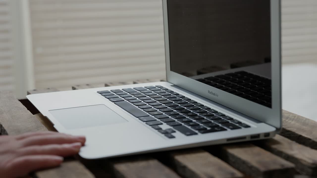 노트북을 열고 타이핑