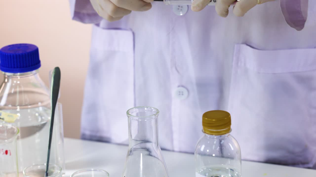 과학자는 브로모티몰 파란색 색 변경 실험을 수행합니다.