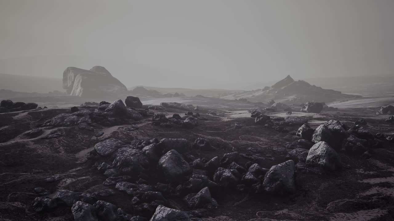 piedras en la nieve en la montaña en verano