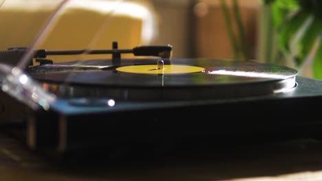 reproductor de discos moderno tocando un vinilo en casa por la mañana