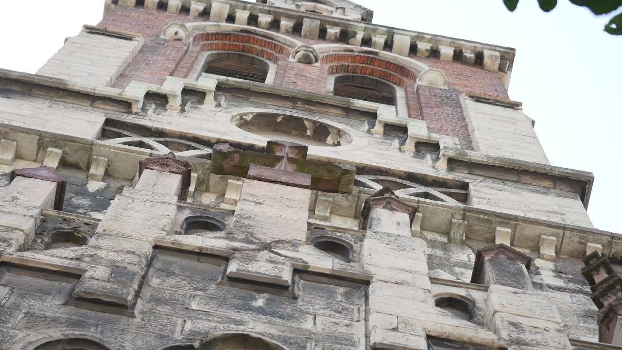 하늘 배경에 있는 오래된 비트나지 건물