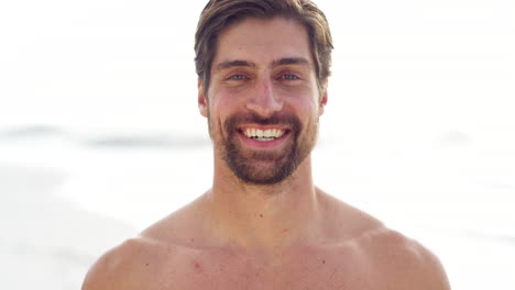 cara, playa y sonrisa con un hombre sin camisa
