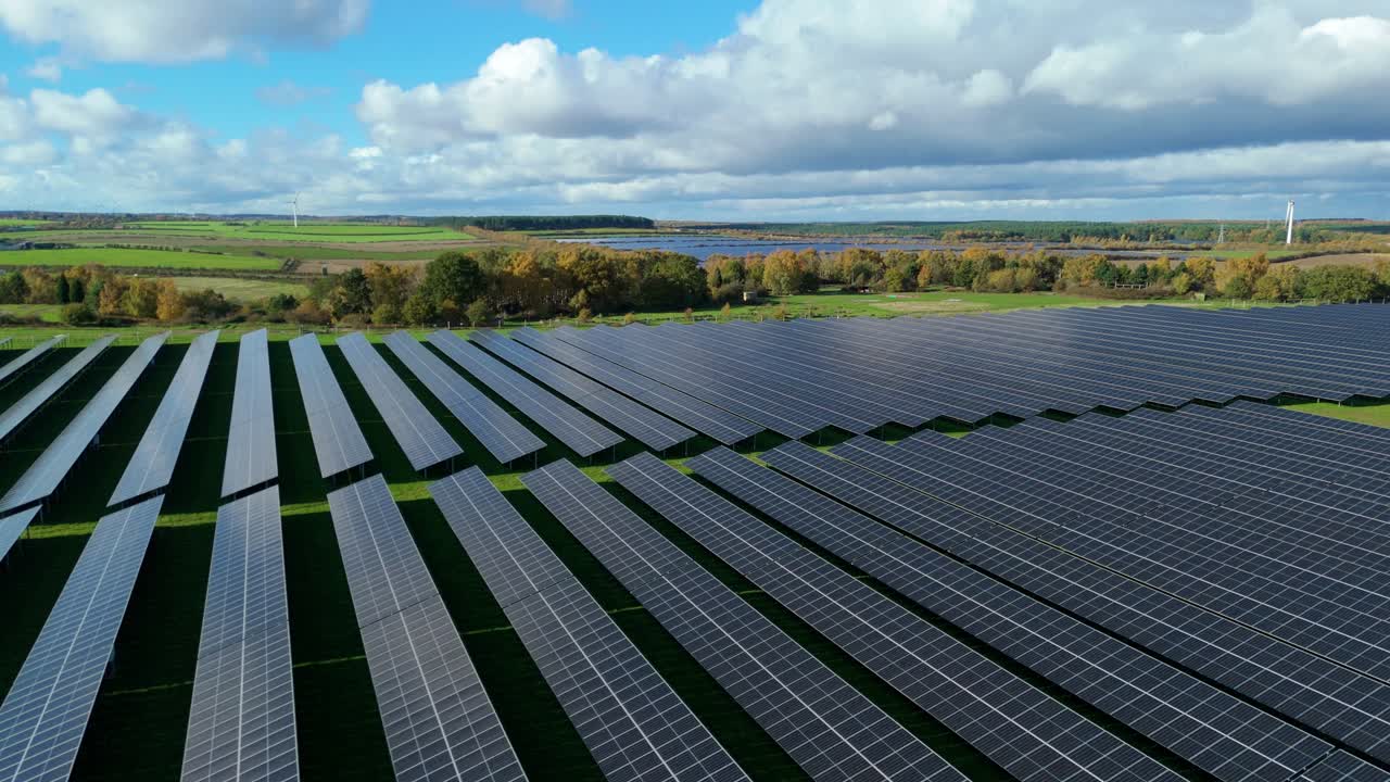 Dronevideo i fugleperspektiv af stor solpanelinstallation, der producerer ren elektricitet til bæredygtig energiforsyning nær Nottingham i Storbritannien