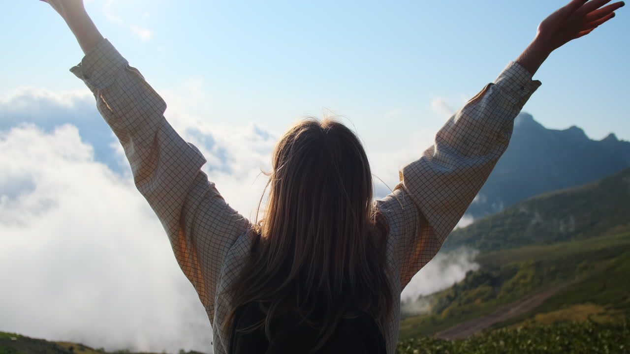 팔 을 들고 산 을 바라보는 여자