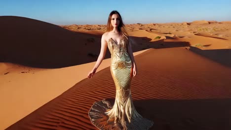 el vestido de sirena dorado en el desierto