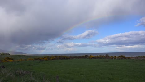 Regenbögen-Bilden-Sich-Am-Himmel-Von-Nordschottland