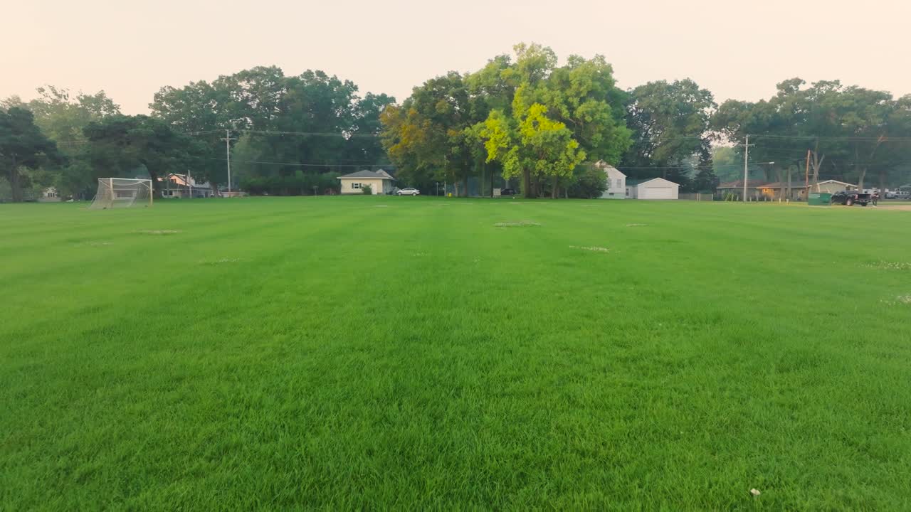drone de baja altura empujando hacia adelante sobre el campo