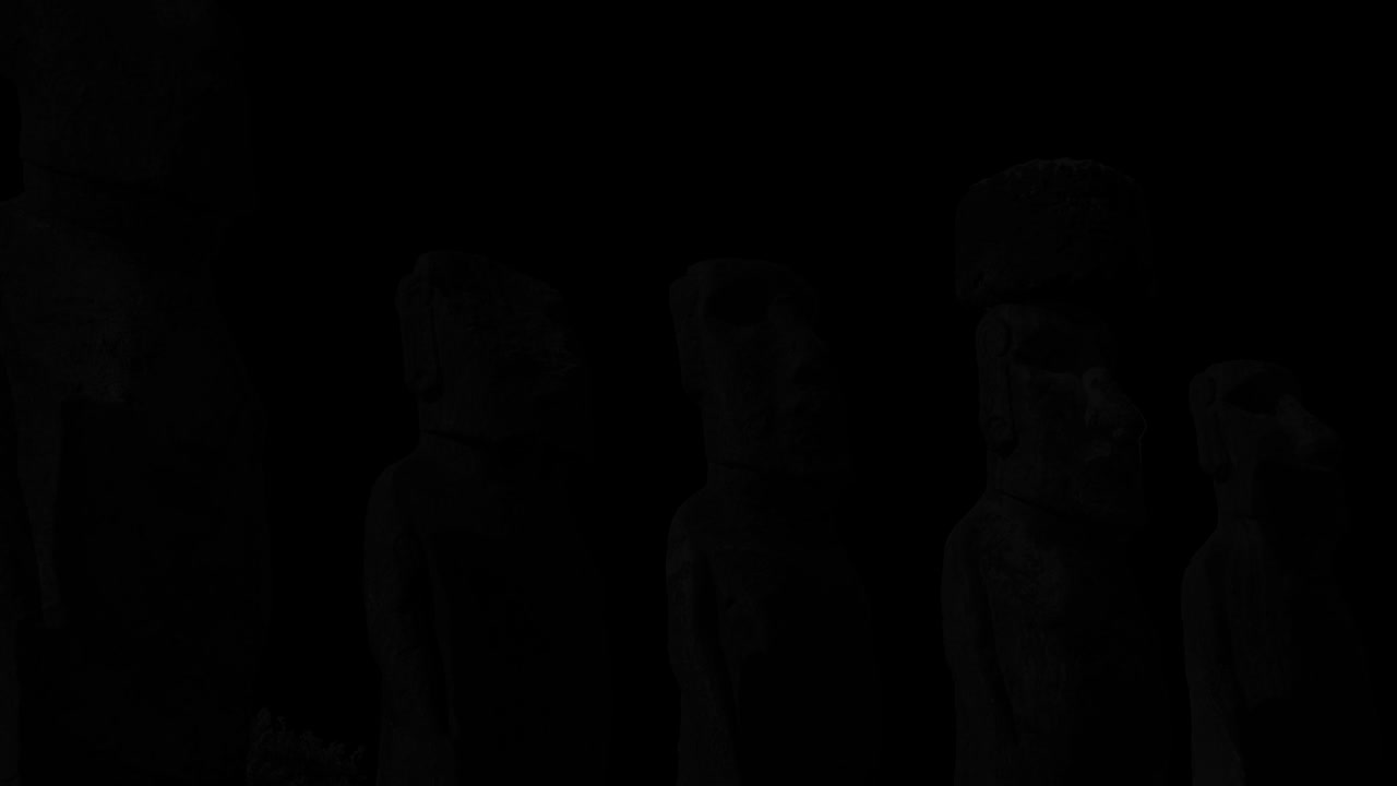 siluetas de los moai con luna gigante