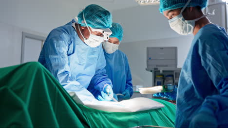 Enfermeras,-Médicos-Y-Cirugía-En-Quirófano