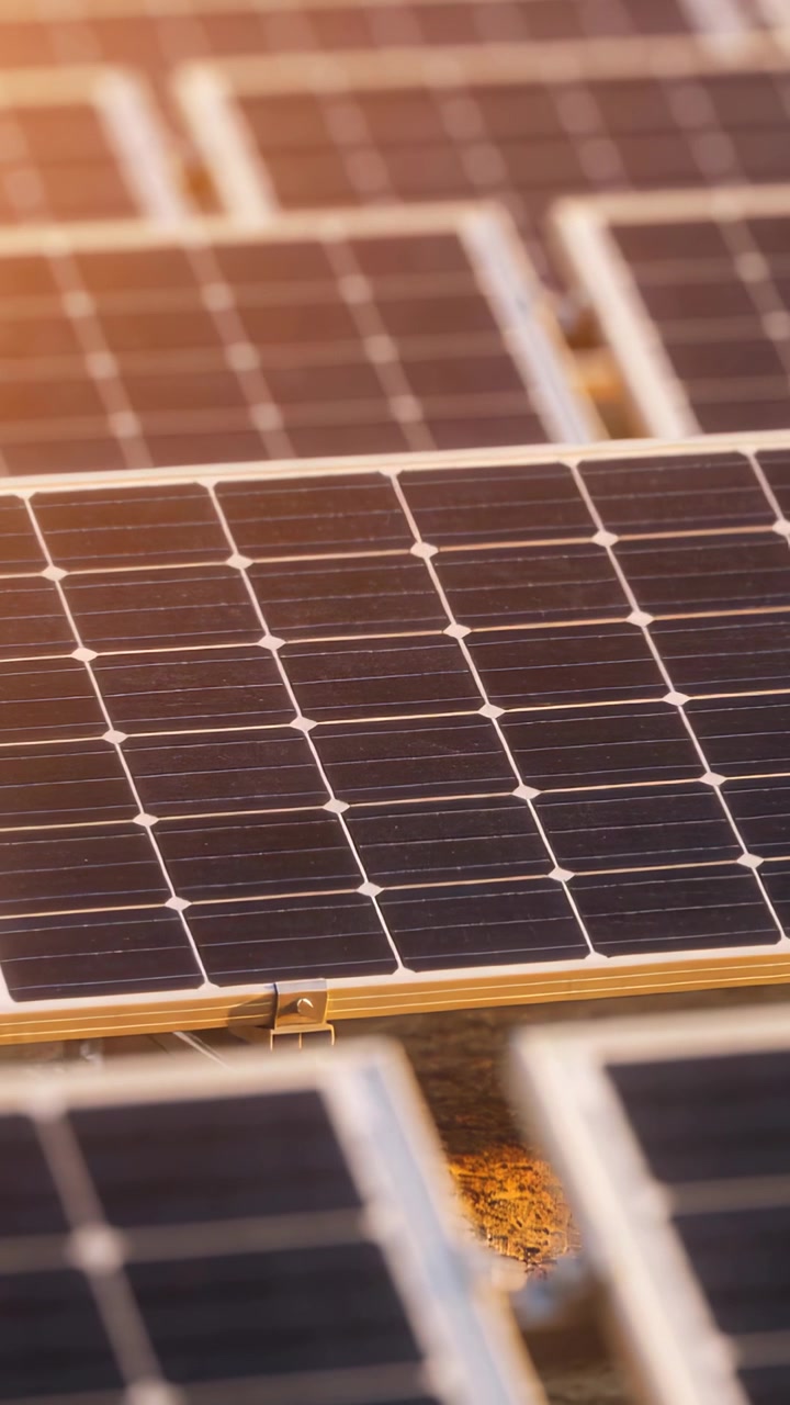 Video verticale: Correzione della deriva, gimbal che mantiene stabile il pannello centrale in un impianto solare, mostrando le sbarre collettrici.