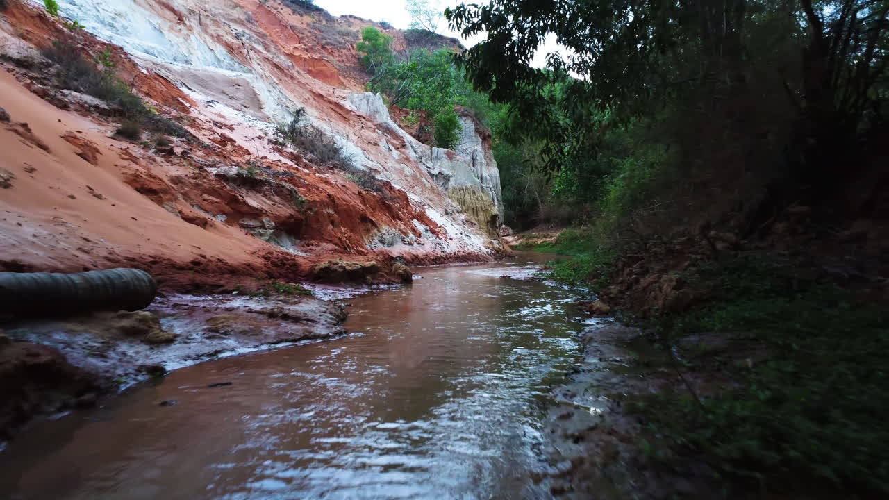 tiro de dron de ángulo bajo volando rápido sobre un arroyo en vietnam