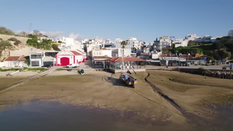 Pueblo-Costero-De-Alvor,-Portugal-Durante-La-Marea-Baja---Panorámica-Aérea