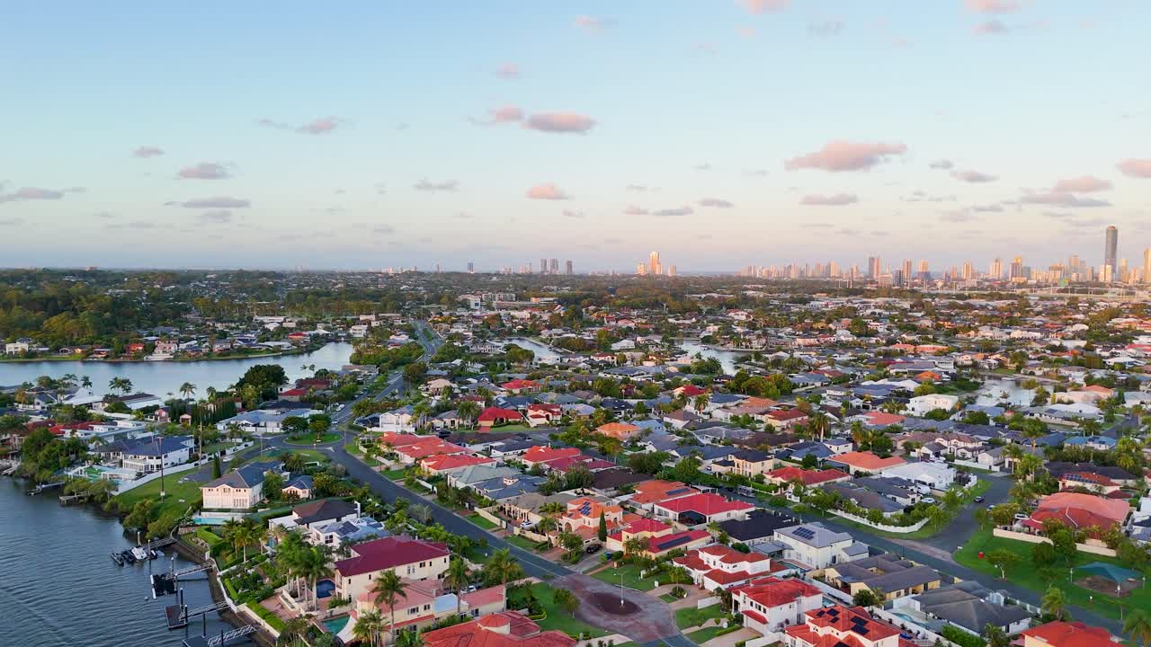 스카이라인과 수로를 가진 교외 풍경
