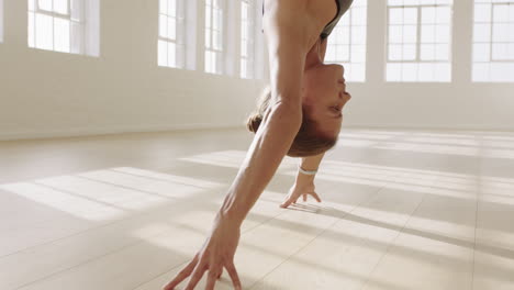 Mujer-De-Yoga-Aérea-Practicando-Pose-De-Mono-Colgando-Boca-Abajo-Usando-Una-Hamaca-Disfrutando-De-Un-Estilo-De-Vida-Saludable-Haciendo-Ejercicio-En-El-Estudio-De-Entrenamiento-De-Meditación-Al-Amanecer.