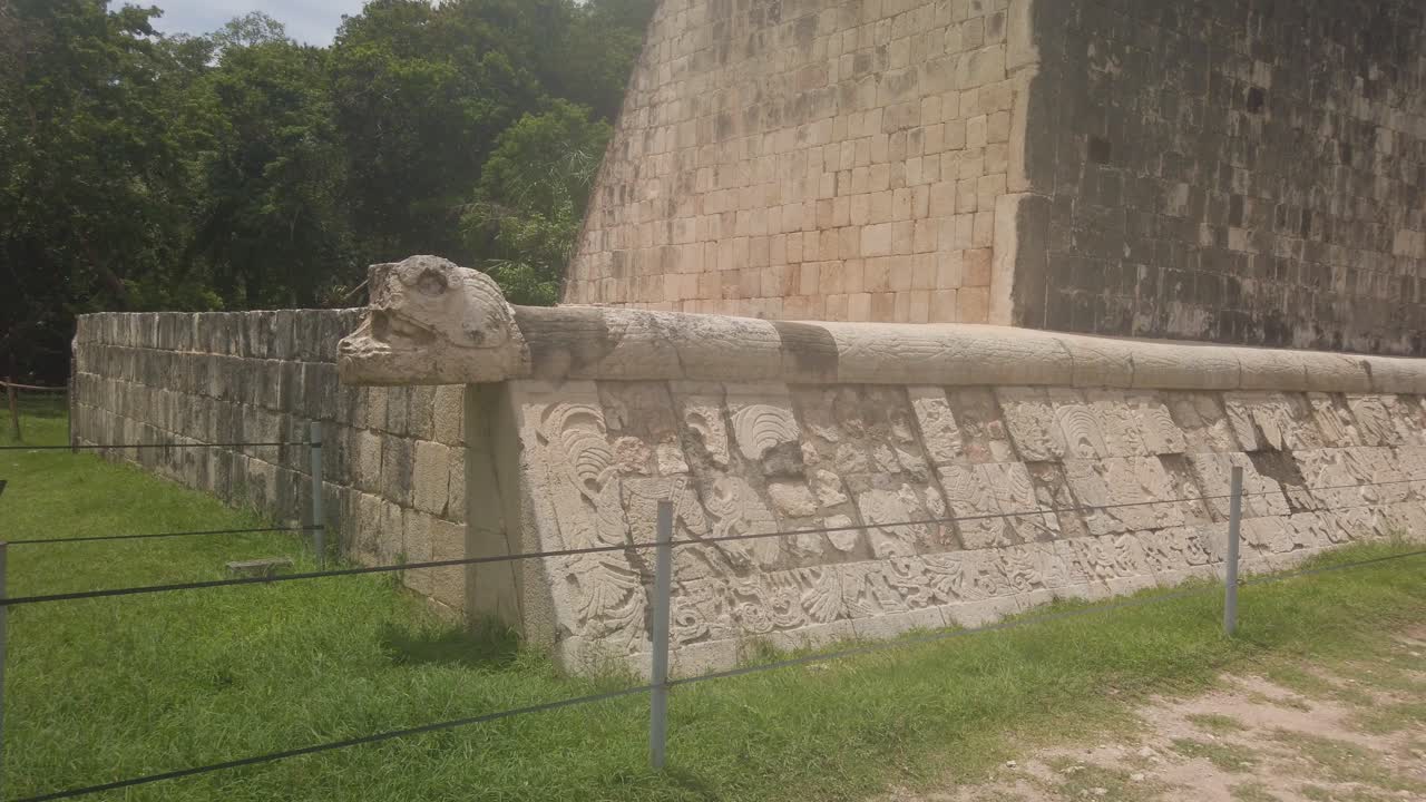 Antico campo da gioco della palla Maya a Chichen Itza