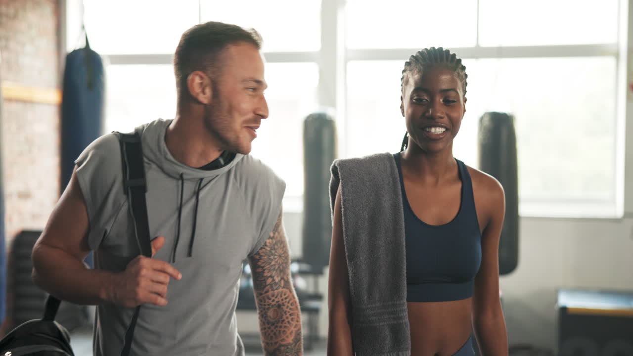 hablando, en pareja y caminando en el gimnasio