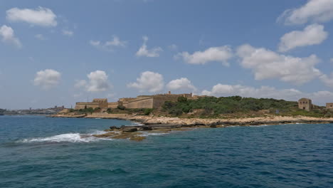 Off-the-coast-of-Malta,-Valletta-overlooking-pier-with-historical-building