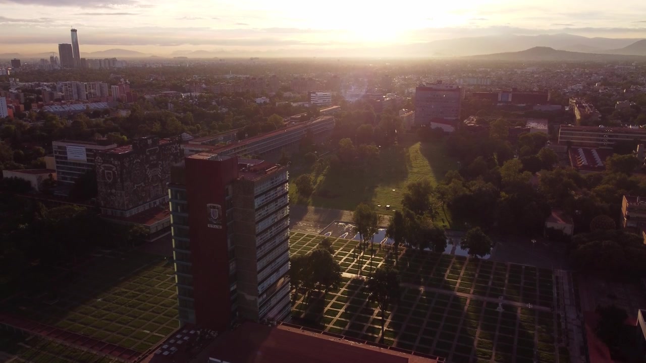 Vista aérea de um nascer do sol no campus da Universidade UNAM, Cidade do México.