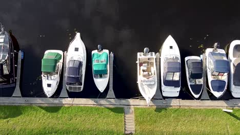 Arial-Vista-De-Pájaro-Toma-Cinematográfica-De-Barcos-Privados-Y-Barcos-En-Un-Puerto,-Puerto,-Muelle,-Puerto-Deportivo