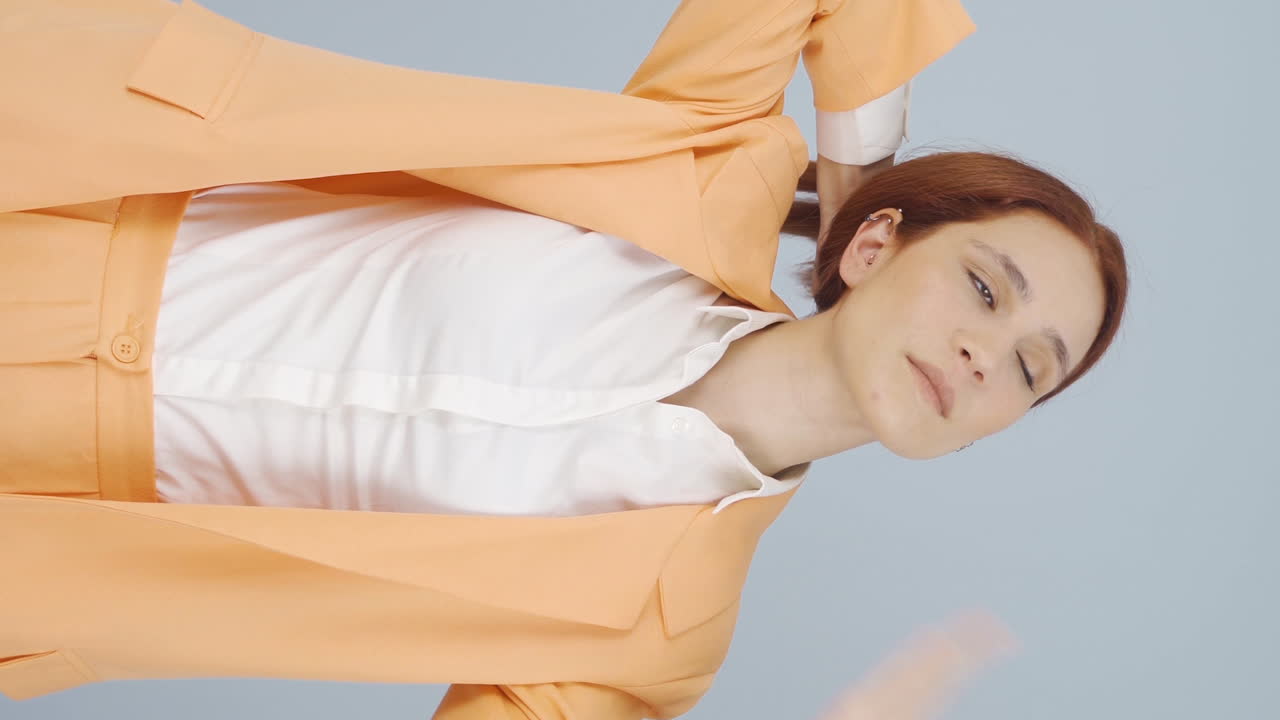 공기 온도에 압도된 비즈니스 여자의 수직 비디오.