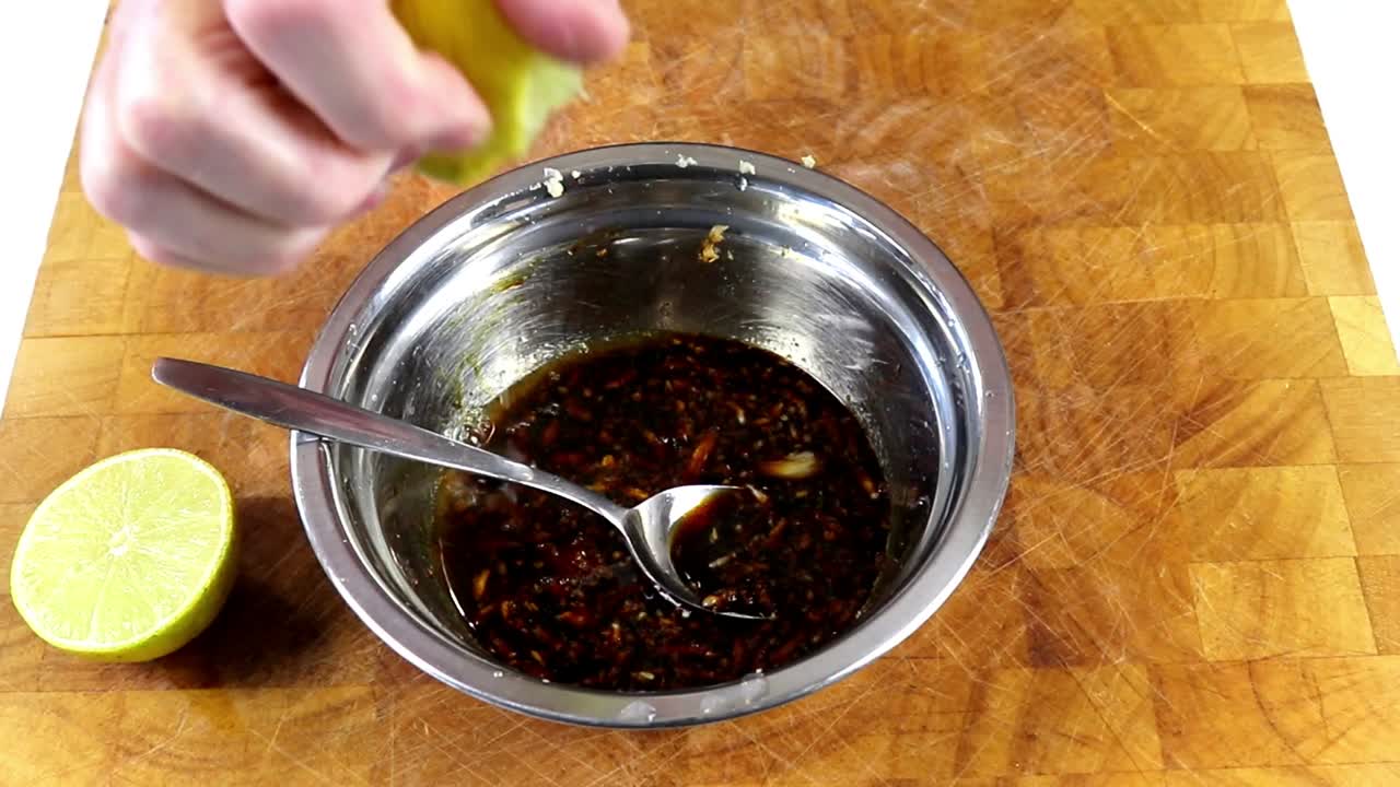 마리네이드에 레몬즙 짜기