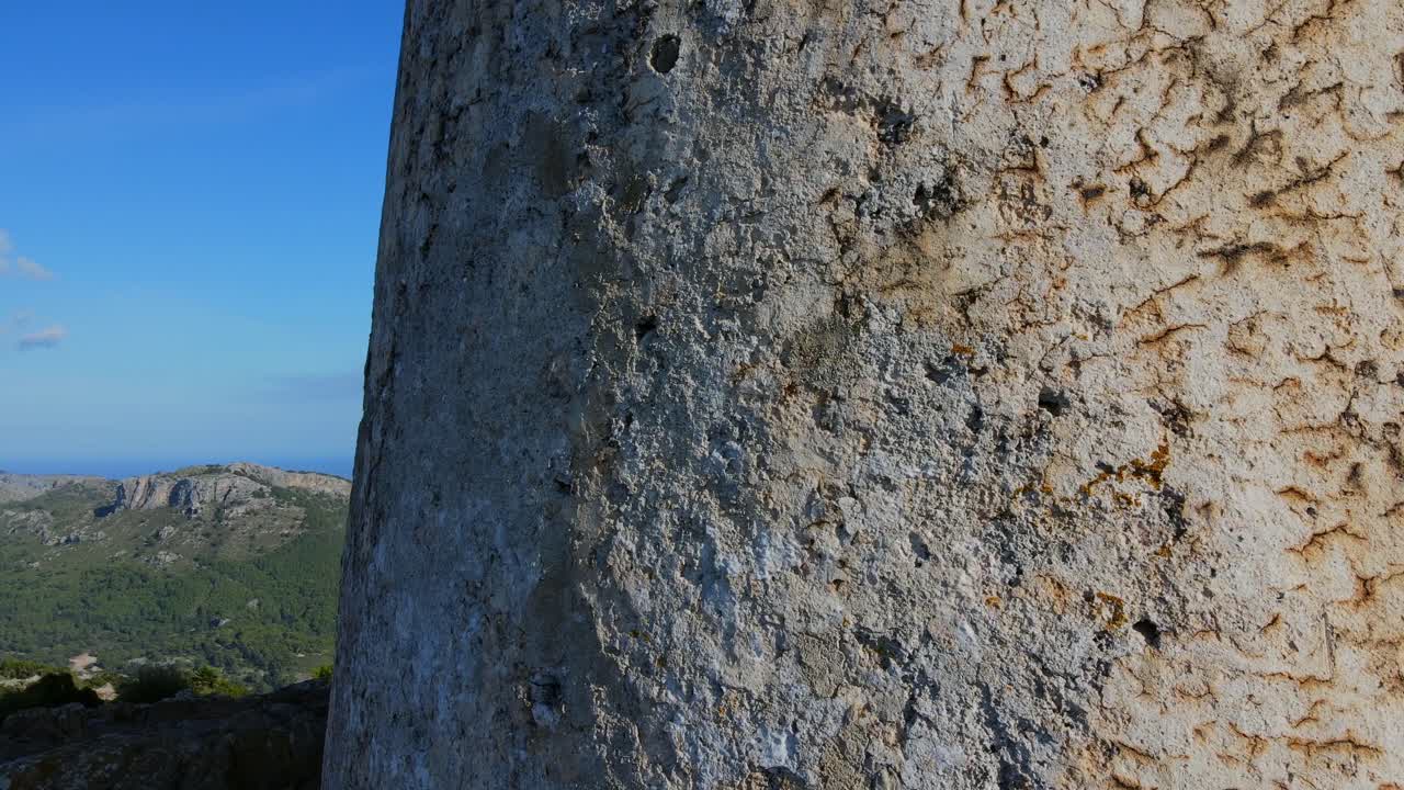Experience breathtaking views of the cliffs surrounding Mirador es Colomer in Pollensa, Mallorca. The stunning natural landscape showcases the beauty of Cap Formentor and Tramuntana mountains.