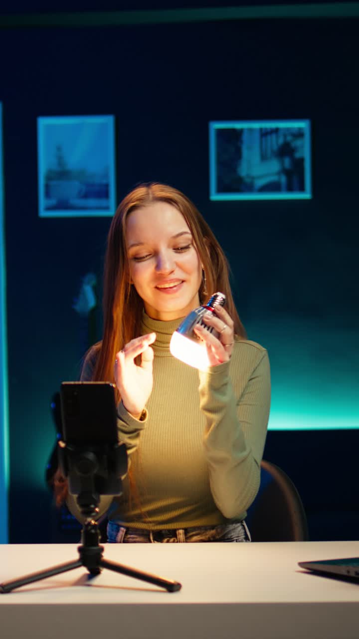 Giovane vlogger dimostra una lampadina intelligente per una recensione online