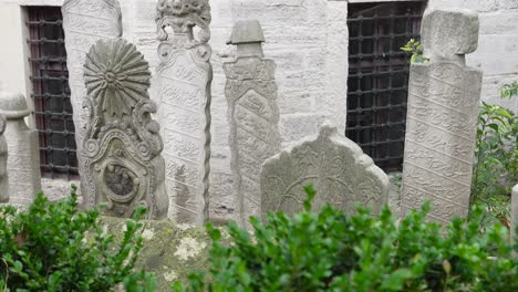 antiguas lápidas en un cementerio histórico