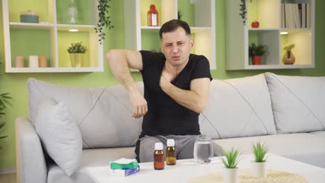 el hombre con hongos o alergias es intenso y a menudo dibuja las axilas.