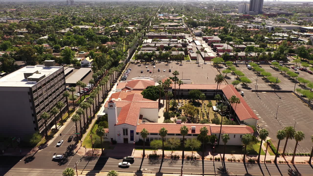 vista aérea de la iglesia metodista unida central con tráfico en primer plano en phoenix, arizona, ee.uu.