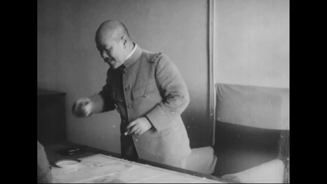 1918년 러시아에서 카메라를 위해 포즈를 취하는 일본 고위 관리들