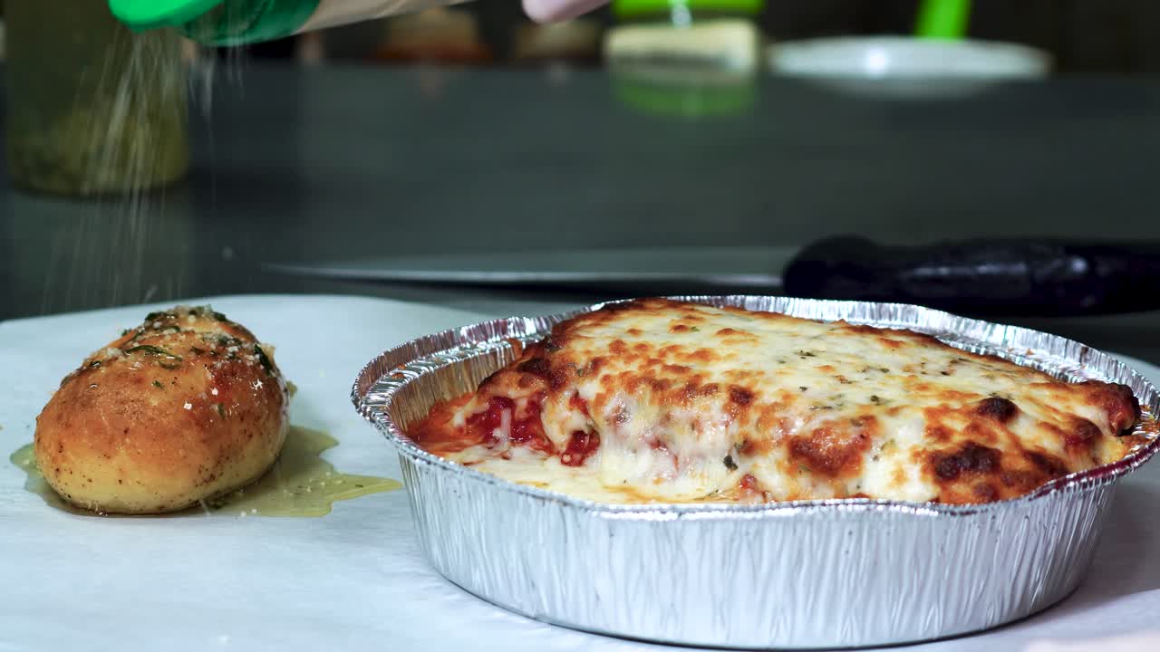 lasagna de queso recién horneada con un pan de ajo sazonado y engrasado