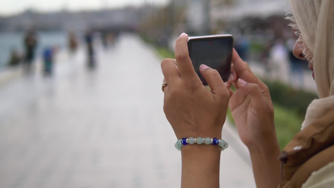 mujer usando un teléfono inteligente al aire libre