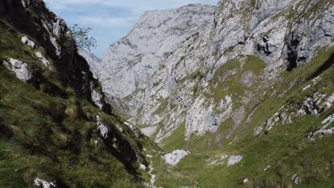 Drone-Vuela-Lentamente-A-Través-De-Un-Valle-En-Asturia-España