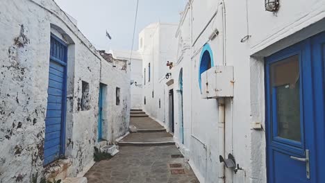 calle decadente de la ciudad de plaka en milos