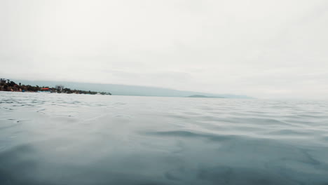 Buzos-Pov-Que-Van-Desde-La-Superficie-Del-Mar-Del-Océano-Hasta-Las-Profundidades-Del-Agua-Para-Explorar-La-Flora-Y-Fauna-Marinas-En-Cámara-Lenta