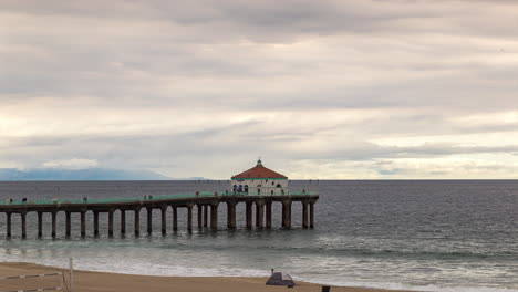 Escena-De-Timelapse-En-El-Muelle-De-Manhattan-Beach-Al-Atardecer-En-California,-Estados-Unidos