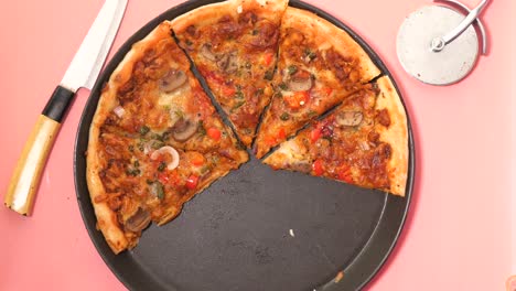 la mano tomando una rebanada de pizza