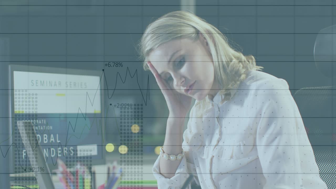 animación del procesamiento de datos financieros sobre una cansada mujer de negocios caucásica
