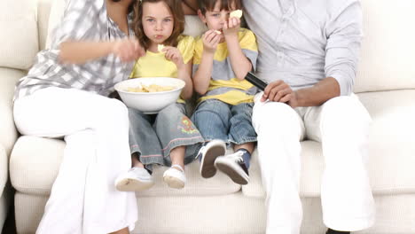 Panorama-De-La-Familia-En-El-Sofá-Viendo-La-Televisión-