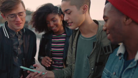 grupo de amigos relajándose en la azotea al atardecer joven usando un teléfono inteligente mostrando entretenimiento en las redes sociales navegando en línea disfrutando de una fiesta de fin de semana