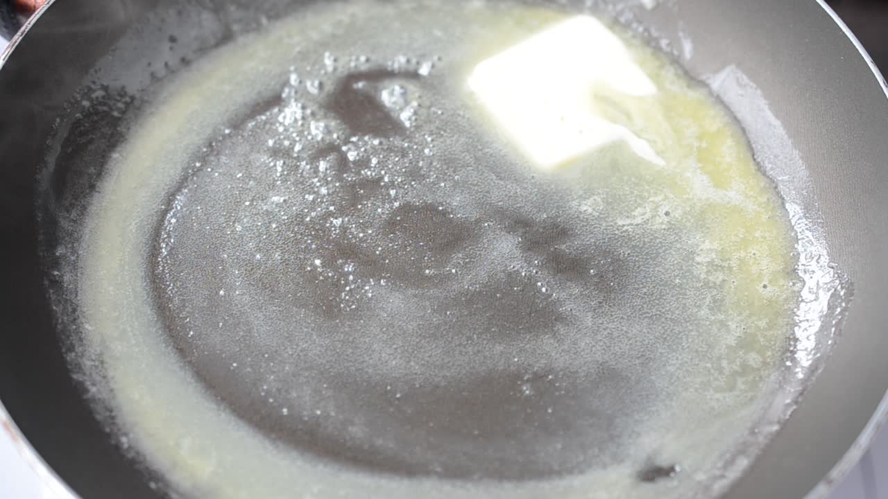 Burro in una padella. Cucinare in una padella.
