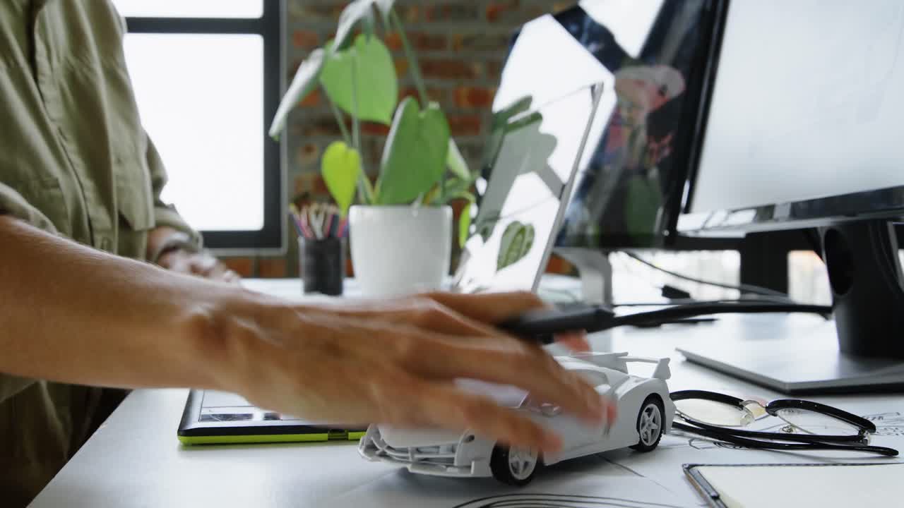 ingeniera automotriz que usa una tableta gráfica 4k