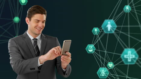 hombre de negocios usando un teléfono inteligente contra un globo de iconos digitales