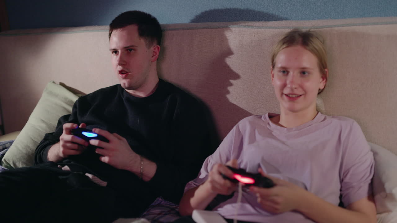 pareja jugando en la cama por la noche